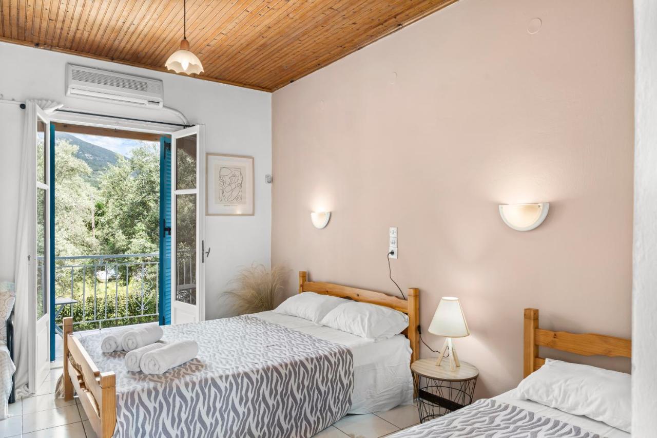 Oceanis Rooms Mikros Gialos Esterno foto
