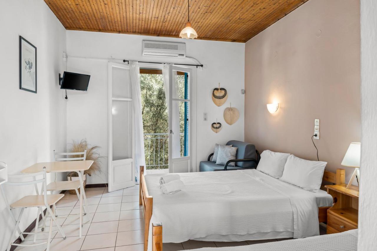 Oceanis Rooms Mikros Gialos Esterno foto