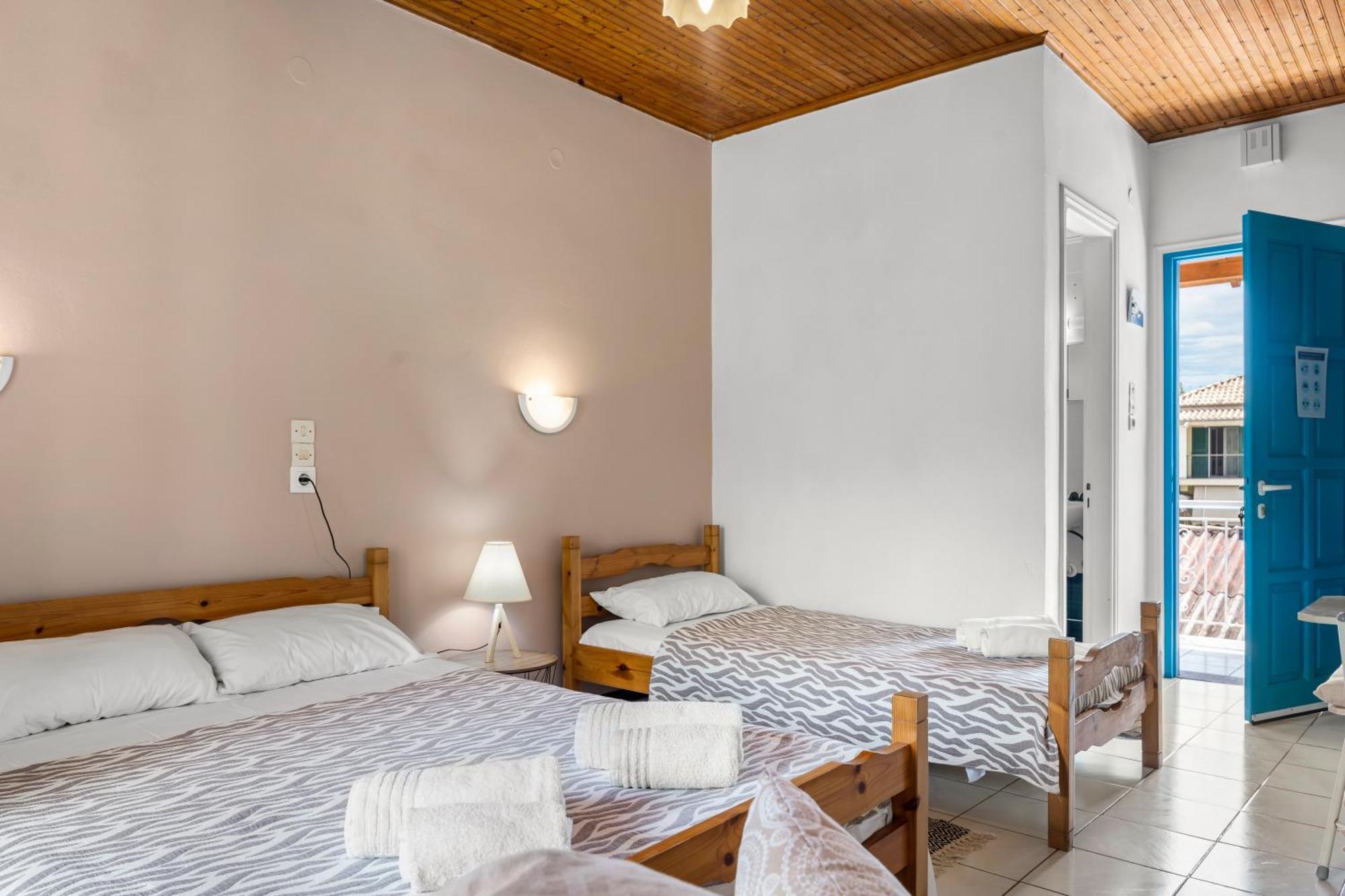Oceanis Rooms Mikros Gialos Esterno foto